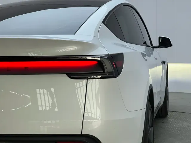 Tesla Model Y — Фото автомобиля 17