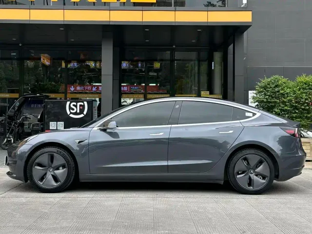 Tesla Model 3 — Фото автомобиля 14