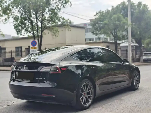 Tesla Model 3 — Фото автомобиля 9