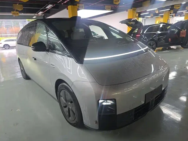 Li Auto MEGA — Фото автомобиля 3