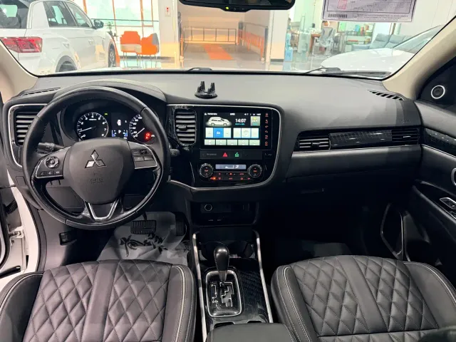 Mitsubishi Outlander — Фото автомобиля 12