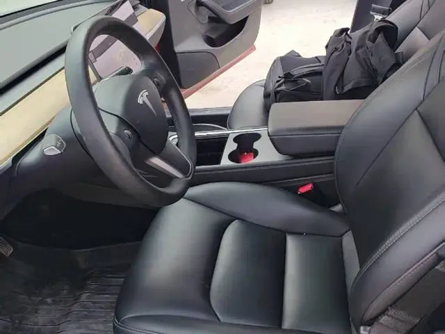Tesla Model 3 — Фото автомобиля 12