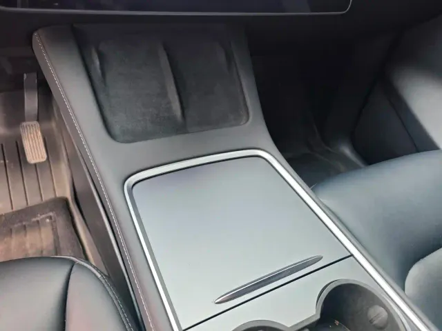 Tesla Model Y — Фото автомобиля 19