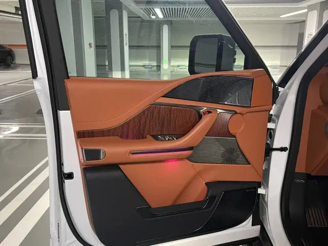 BYD U8 — Фото автомобиля 6