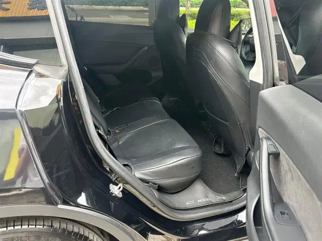 Tesla Model Y — Фото автомобиля 10
