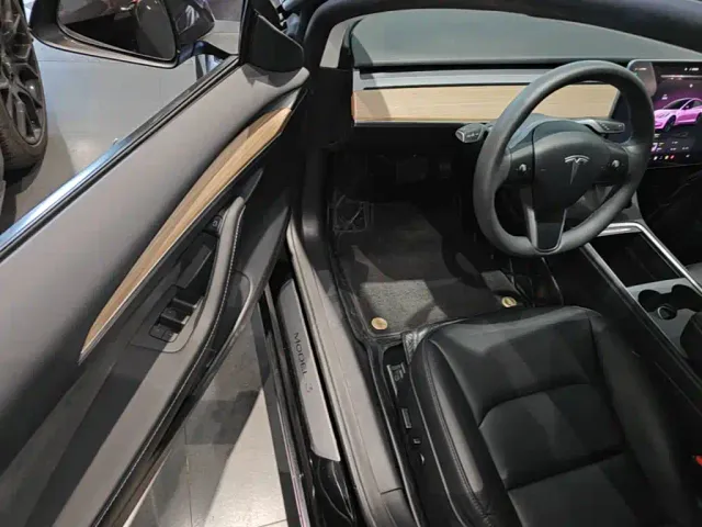 Tesla Model 3 — Фото автомобиля 15