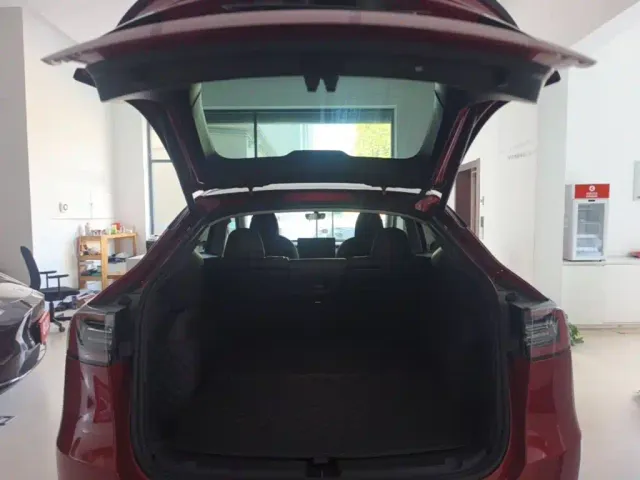 Tesla Model Y — Фото автомобиля 18