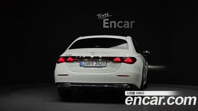 Mercedes-Benz E-Class — Фото автомобиля 4