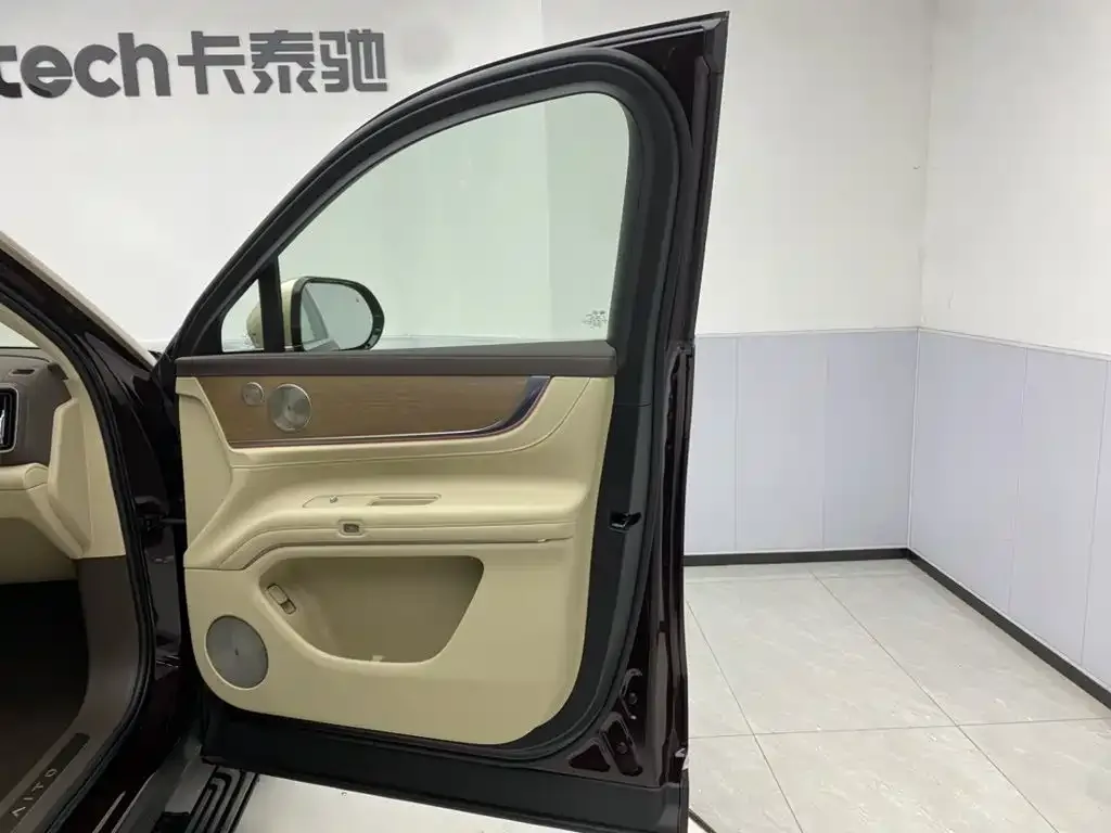 AITO Wenjie AITO M9 2025 Extended Range Ultra 52kWh 6-Seater — Фото автомобиля 25