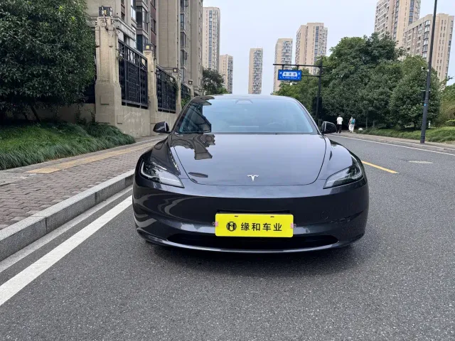Tesla Model 3 — Фото автомобиля 2