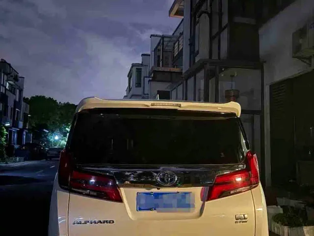 Toyota Alphard — Фото автомобиля 5