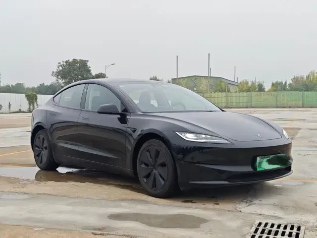 Tesla Model 3 — Фото автомобиля 3