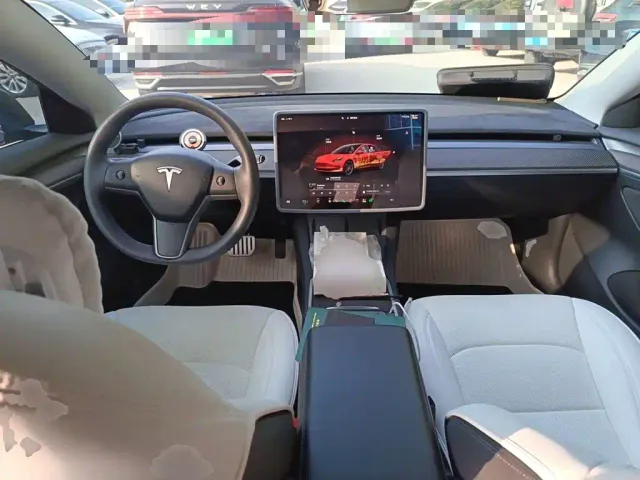 Tesla Model 3 — Фото автомобиля 10