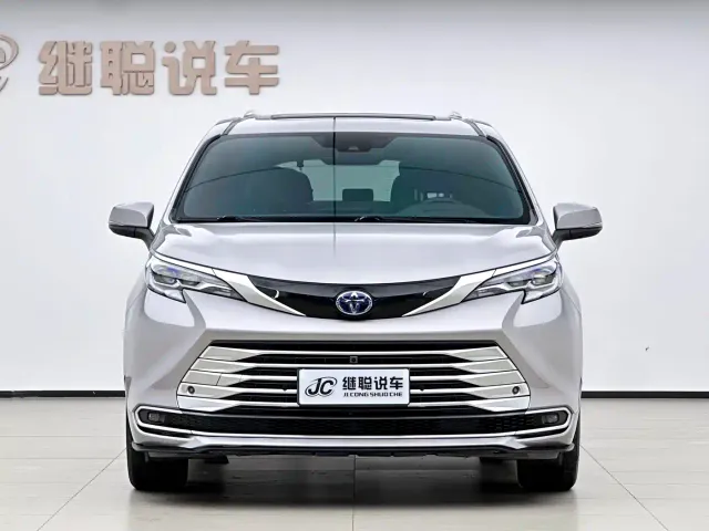 Toyota Sienna — Фото автомобиля 2