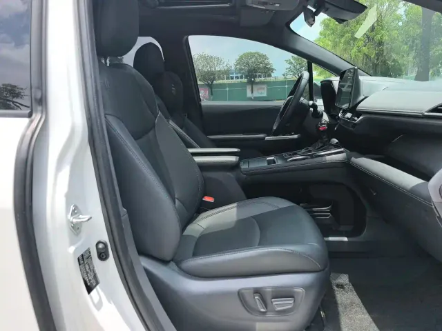 Toyota Sienna — Фото автомобиля 8