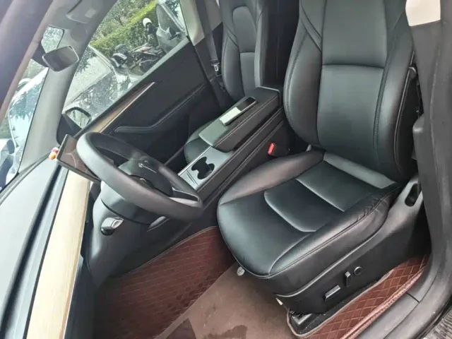 Tesla Model Y — Фото автомобиля 14