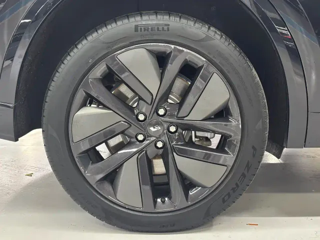 Li Auto L9 — Фото автомобиля 15