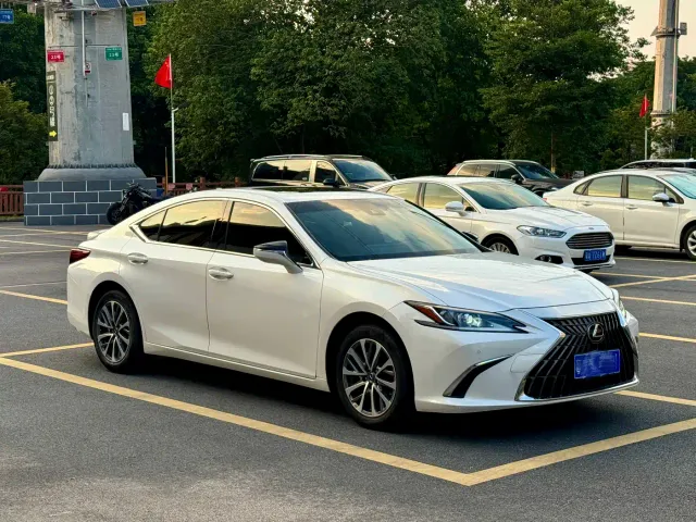 Lexus ES — Фото автомобиля 4