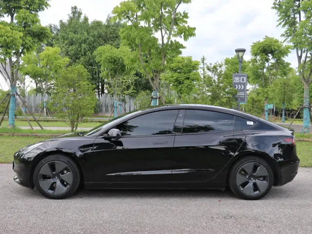 Tesla Model 3 — Фото автомобиля 4