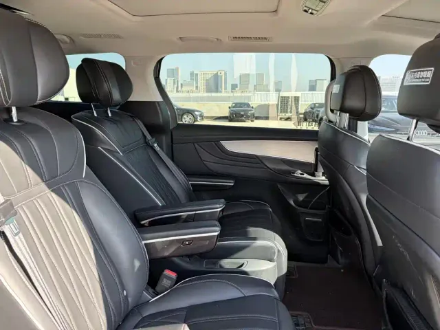 Roewe iMAX8 — Фото автомобиля 14