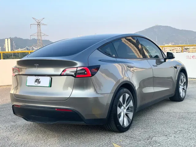 Tesla Model Y — Фото автомобиля 4