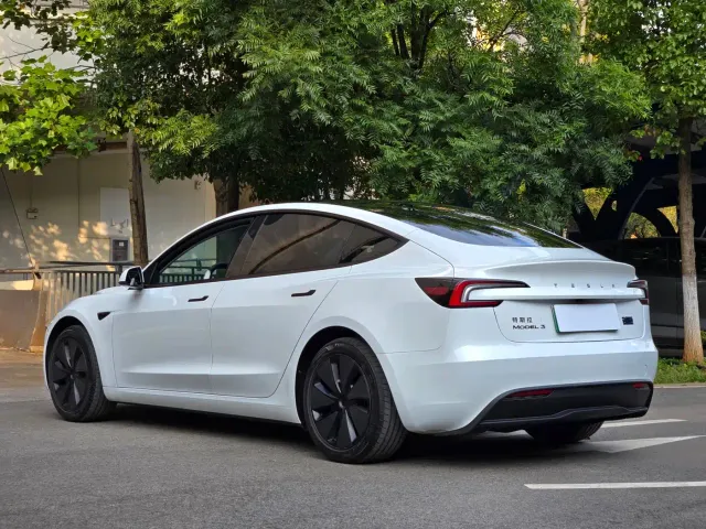Tesla Model 3 — Фото автомобиля 7