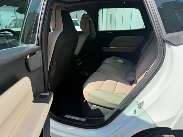 Volvo XC70 Plug-in Hybrid — Фото автомобиля 11