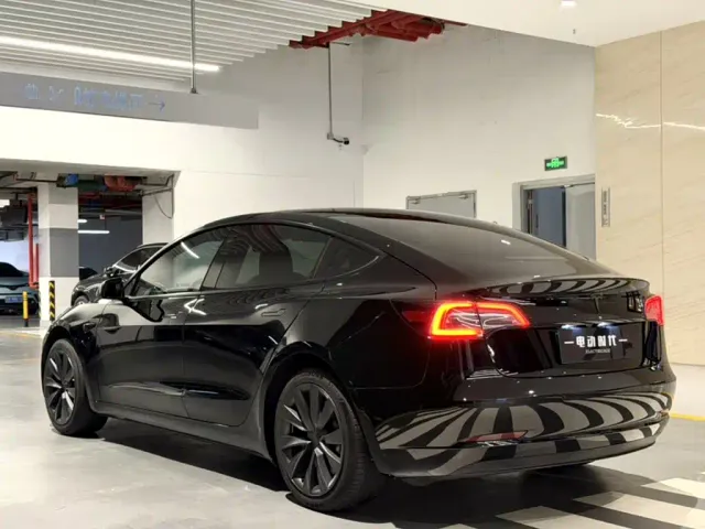 Tesla Model 3 — Фото автомобиля 15