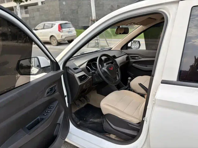 Wuling Hongguang — Фото автомобиля 10
