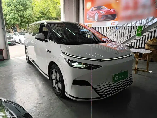 Xpeng X9 — Фото автомобиля 3