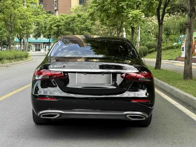 Mercedes-Benz E-Class — Фото автомобиля 3