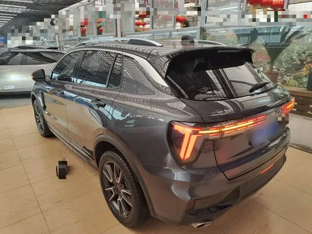 Lynk & Co 01 — Фото автомобиля 4