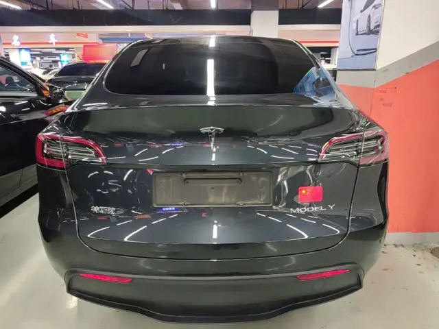 Tesla Model Y — Фото автомобиля 5