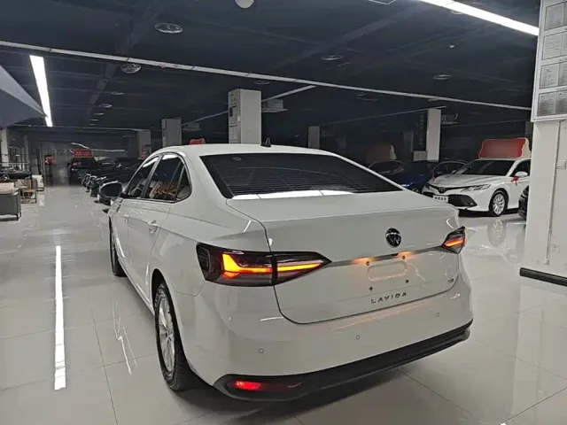 Volkswagen Lavida — Фото автомобиля 4