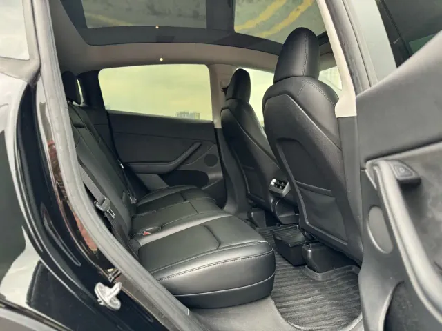 Tesla Model Y — Фото автомобиля 12