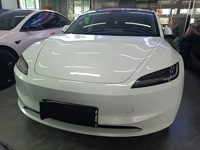 Tesla Model 3 — Фото автомобиля 2