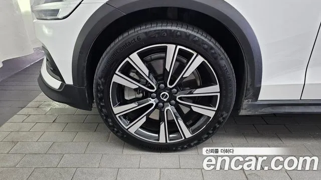 Вольво V60 V60 Cross Country 2 поколение B5 Ultimate AWD — Фото автомобиля 4