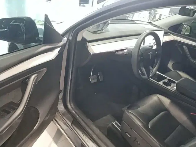 Tesla Model Y — Фото автомобиля 15