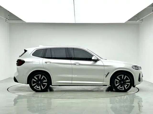 BMW iX3 — Фото автомобиля 8