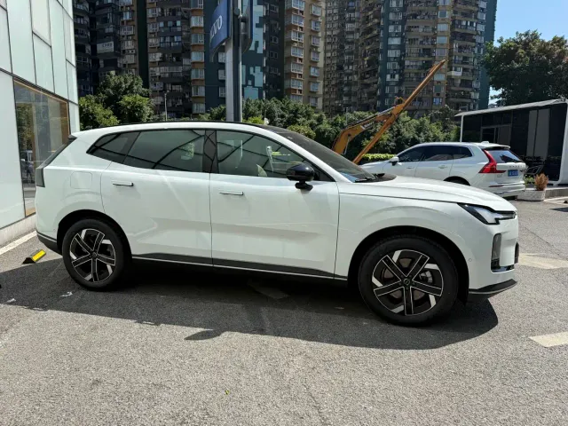 Volvo XC70 Plug-in Hybrid — Фото автомобиля 4