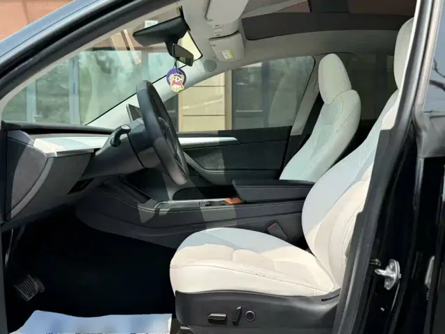 Tesla Model Y — Фото автомобиля 14