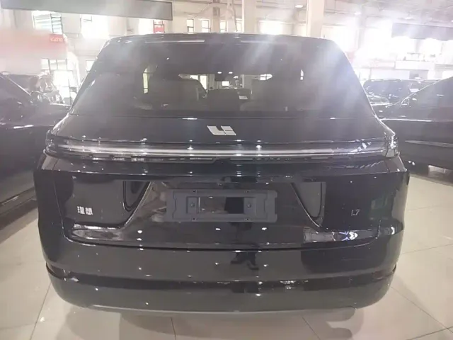 Li Auto L7 — Фото автомобиля 5