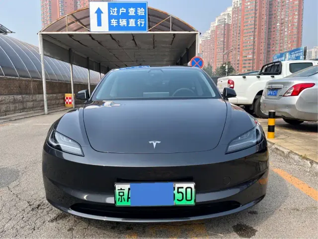 Tesla Model 3 — Фото автомобиля 2