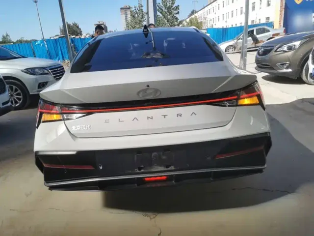 Hyundai Elantra — Фото автомобиля 5