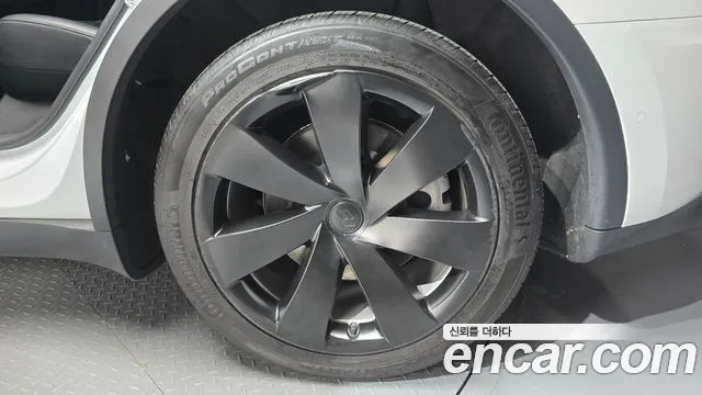 Tesla Model Y — Фото автомобиля 6