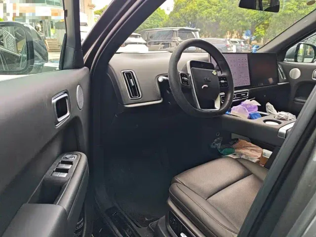 Li Auto L8 — Фото автомобиля 12
