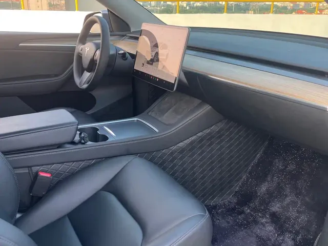 Tesla Model Y — Фото автомобиля 10
