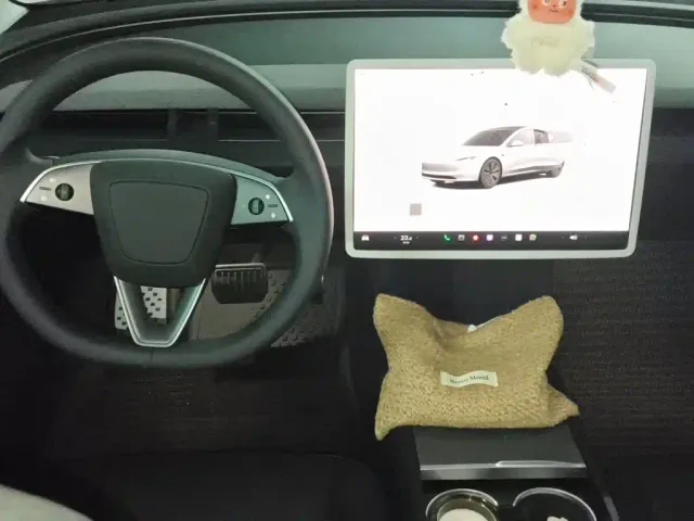 Tesla Model 3 — Фото автомобиля 5