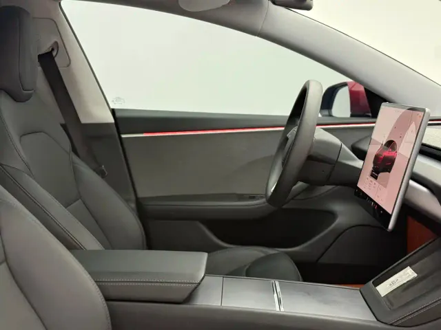 Tesla Model 3 — Фото автомобиля 17