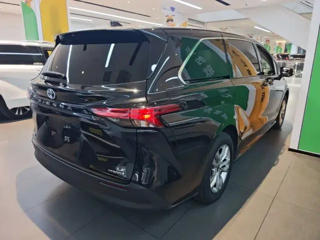 Toyota Sienna — Фото автомобиля 6